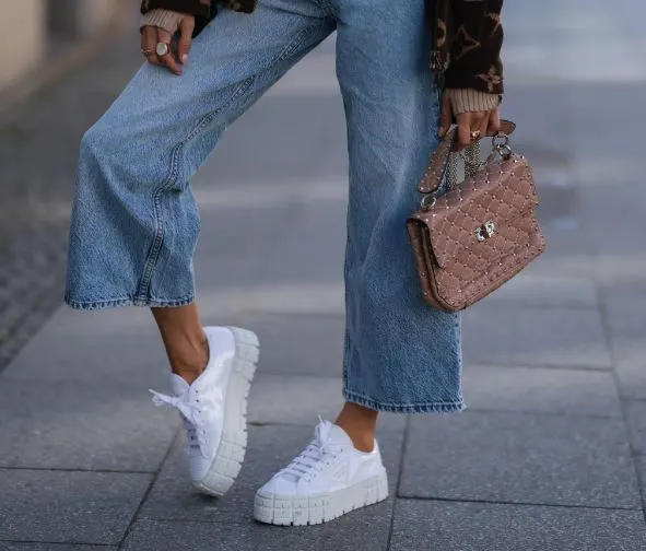 How to Wear Bootcut Jeans With Sneakers?