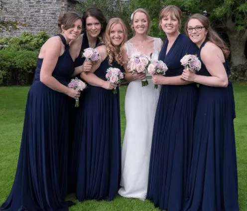 How to Accessorize a Navy Blue Dress For a Wedding?